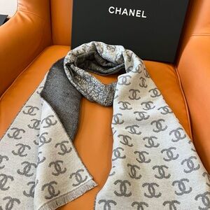 CHANEL Scarf in Gray and Cream